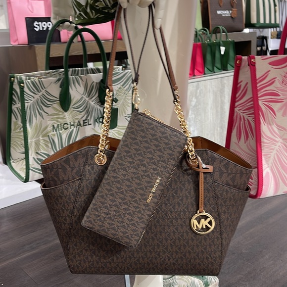 MICHAEL KORS 
Jet Set Lg Shoulder Bag & JST Lg Travel CONTINENTAL wallet-wristlt - Picture 15 of 16